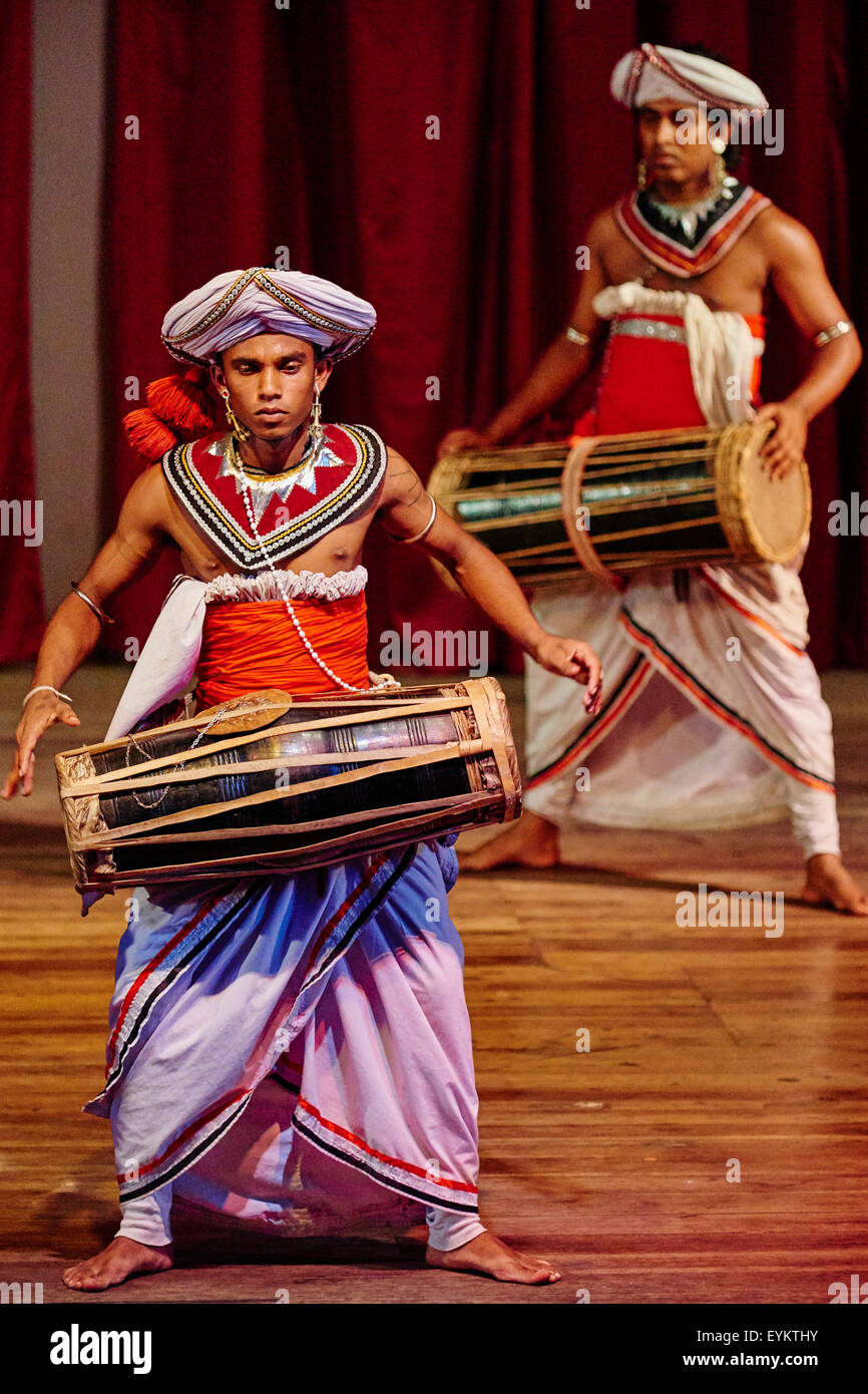 Sri Lanka, Ceilán, al norte de la provincia central de Kandy, ciudad Patrimonio de la Humanidad de la UNESCO, espectáculo de danza de Kandy Foto de stock