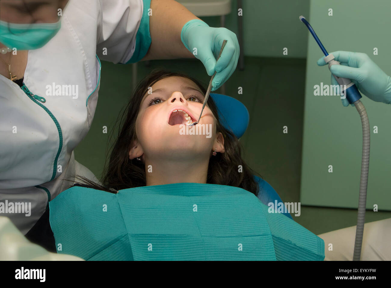 Dentista, doctor consiguiendo dientes inspección de niña. Foto de stock