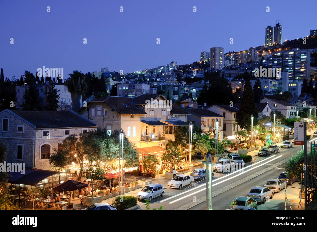 Colonia alemana con la montaña Karmel, crepúsculo, Haifa, Israel Foto de stock