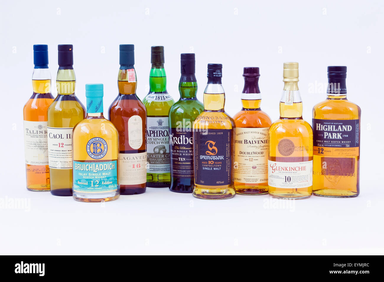 Una variedad de single malt scotch whisky de todas las principales regiones productoras de whisky en Escocia Foto de stock