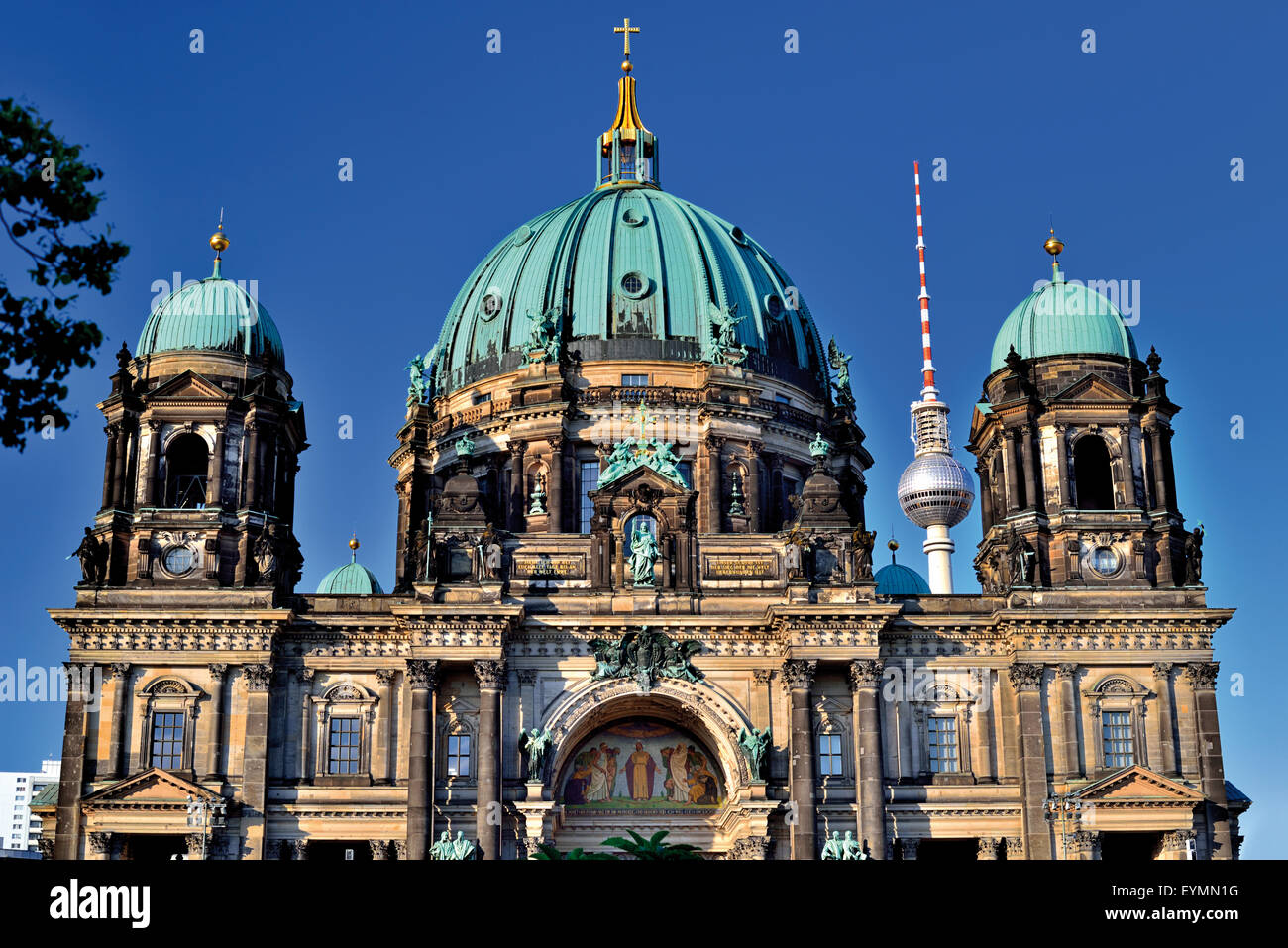 Alemania, Berlín: vista frontal de la iglesia de la Catedral de Berlín Foto de stock