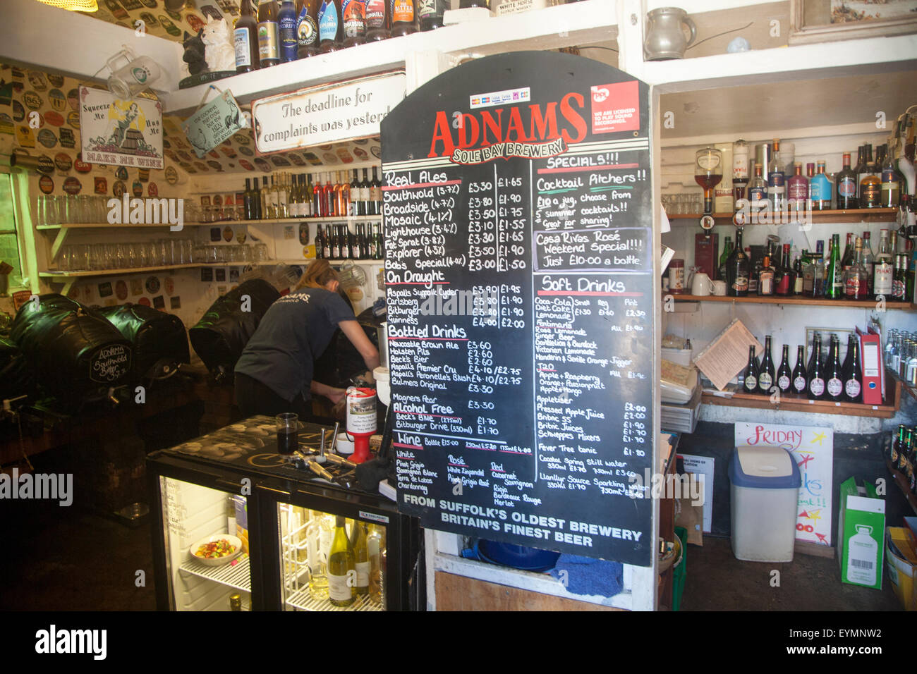 Lista de precios de bebidas en el bar dentro del King's Head Pub, conocido  como la Casa Baja, Laxfield, Suffolk, Inglaterra, Reino Unido Fotografía de  stock - Alamy