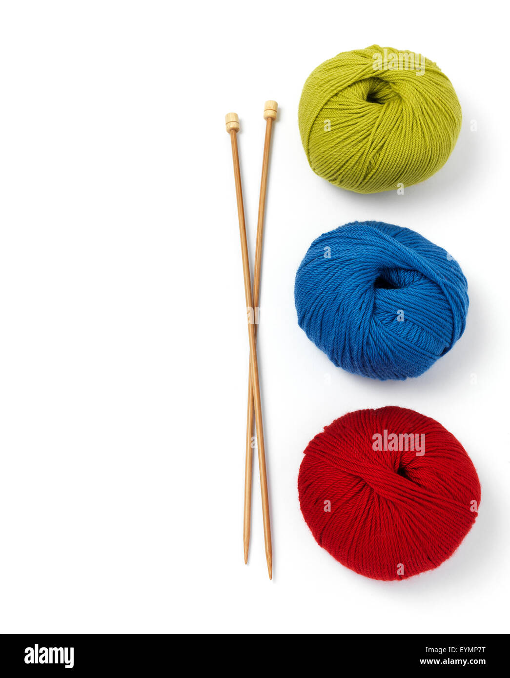 Bolas de lana y agujas de tejer Foto de stock