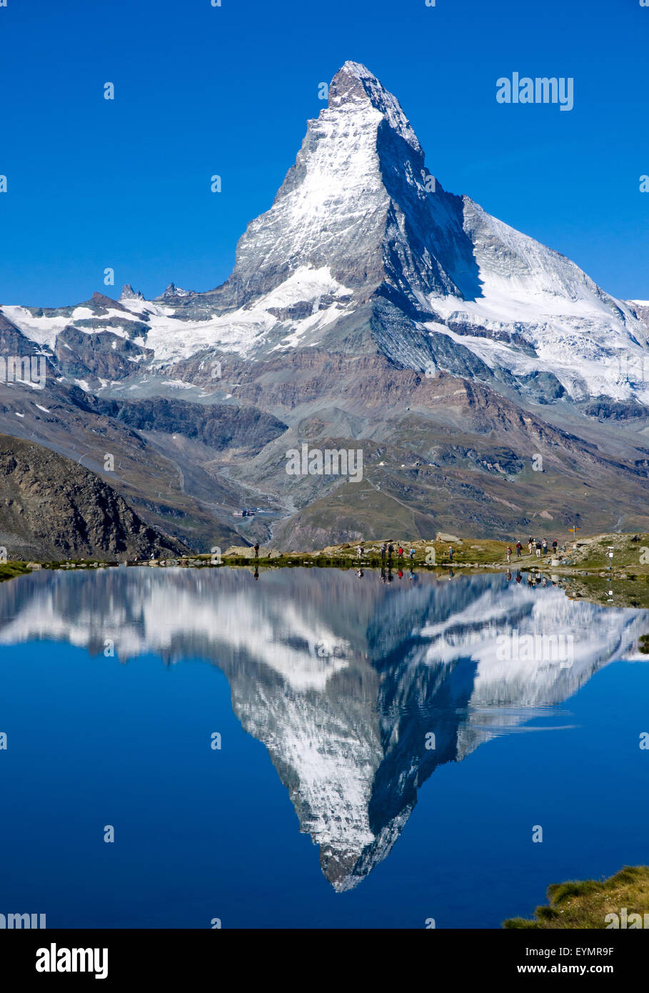 El Matterhorn en los Alpes en Suiza Foto de stock