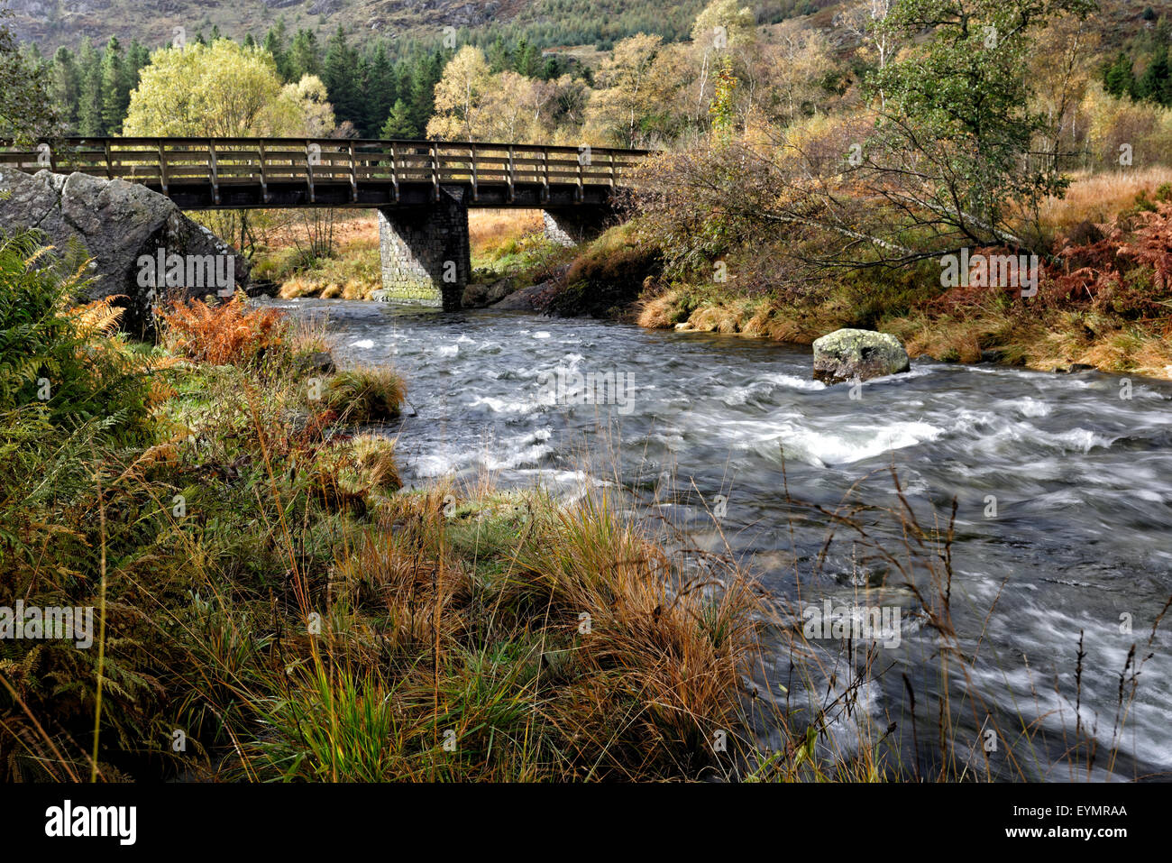 Río que fluye debajo del puente en derwentwater en el Lake District National Park, Cumbria, Inglaterra Foto de stock