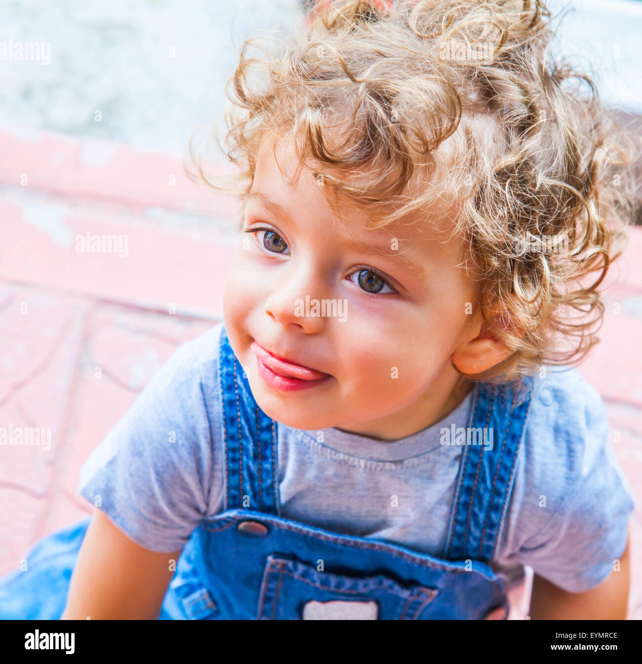 Retrato De Niño De 1 Año De Edad Bebé En Casa. Fotos, retratos, imágenes y  fotografía de archivo libres de derecho. Image 38967207