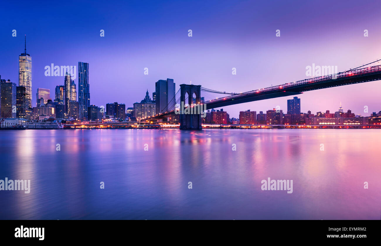 La Ciudad de Nueva York - hermoso amanecer sobre Manhattan con Manhattan y Brooklyn Bridge USA Foto de stock