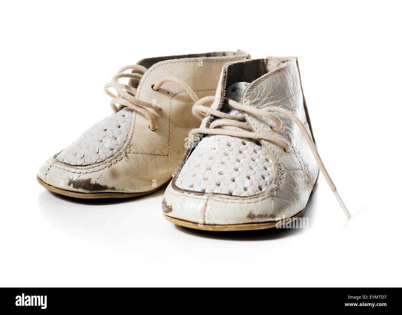 Vieja vintage leather white baby shoes aislado en blanco con sombra natural. Foto de stock