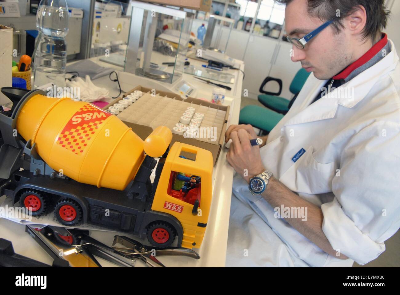 Instituto Italiano para la seguridad de los juguetes; certificación de  juguetes y productos destinados a los niños: laboratorio de química,  análisis de plásticos Fotografía de stock - Alamy