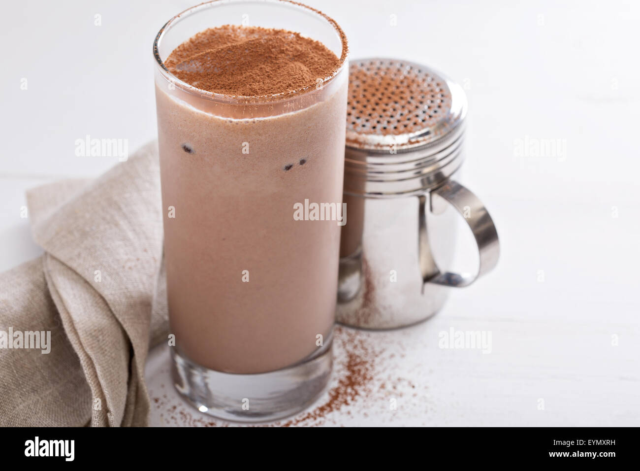 Batido de chocolate frío en un vaso alto con hielo Fotografía de stock -  Alamy