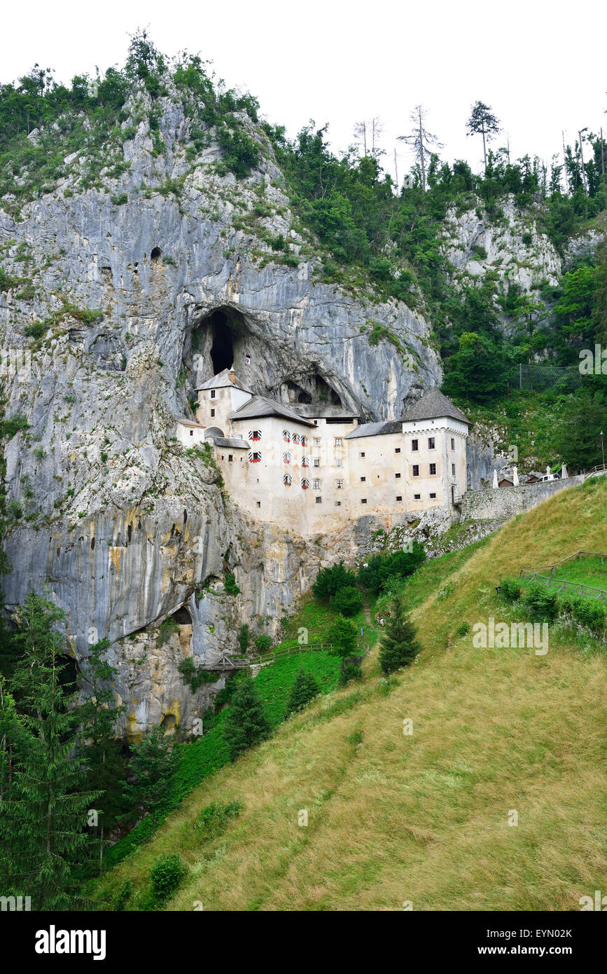 Vivienda en el acantilado. Castillo de Predjama, Predjamski, Carniola interior, Eslovenia. Foto de stock