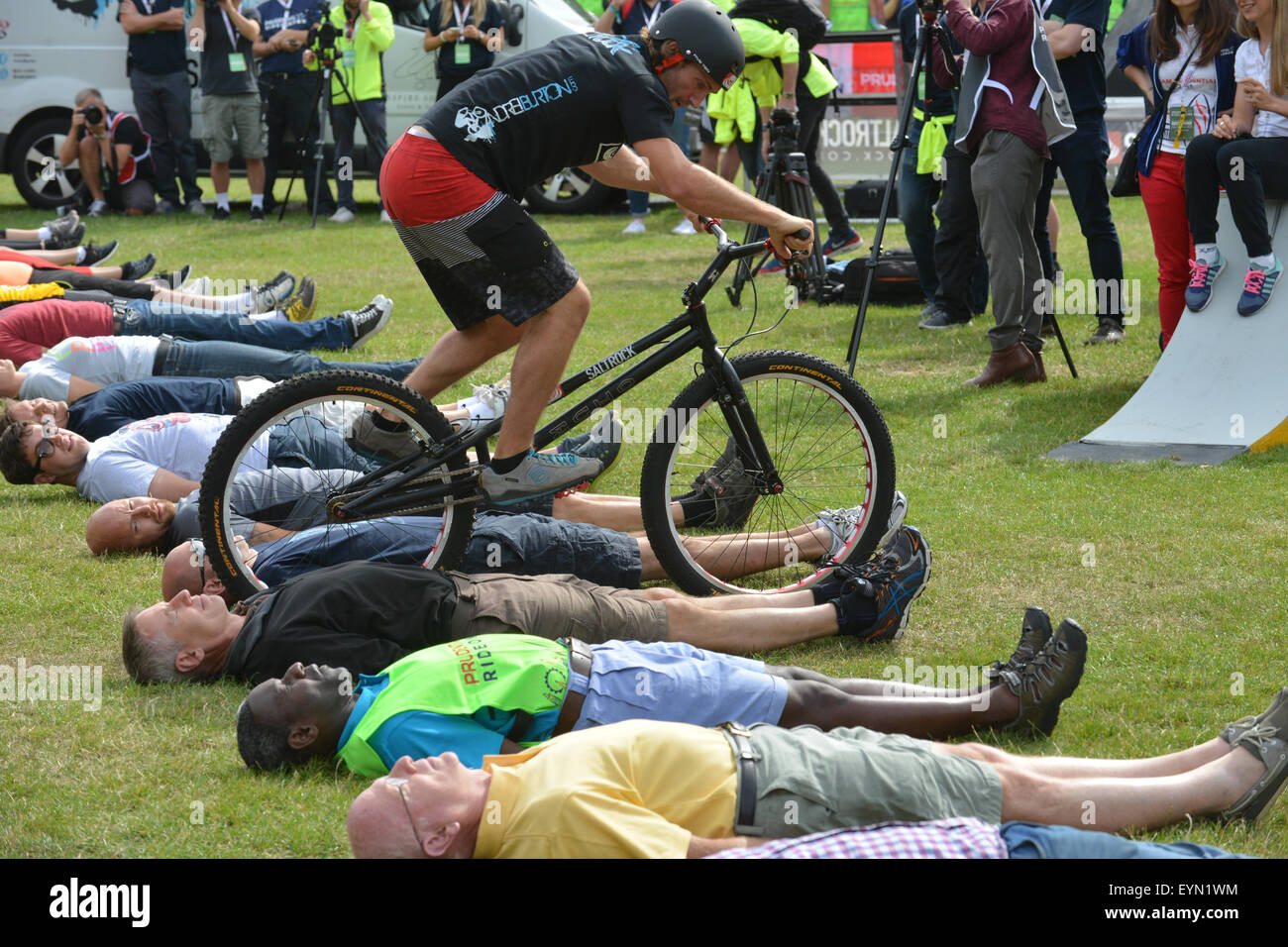Londres, Reino Unido. El 1 de agosto de 2015. Las personas toman parte en el freecycle. El evento de Londres suspensión cautelar. © Matthew Chattle/Alamy Foto de stock