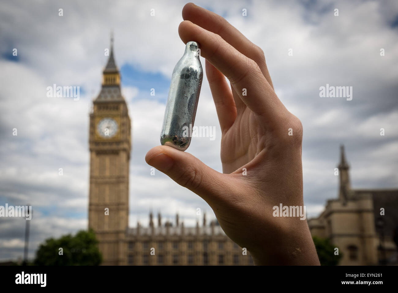 Londres, Reino Unido. El 1 de agosto de 2015. Los activistas inhalar globos inflados con óxido nitroso, conocido comúnmente como "gas de la Risa" para obtener alta durante una protesta en la Plaza del Parlamento de Westminster contra un proyecto de ley que apunta a hacer la venta de cualquier sustancia psicoactiva ilegal. Crédito: Guy Corbishley/Alamy Live News Foto de stock