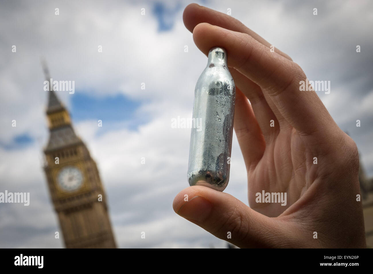 Londres, Reino Unido. El 1 de agosto de 2015. Los activistas inhalar globos inflados con óxido nitroso, conocido comúnmente como "gas de la Risa" para obtener alta durante una protesta en la Plaza del Parlamento de Westminster contra un proyecto de ley que apunta a hacer la venta de cualquier sustancia psicoactiva ilegal. Crédito: Guy Corbishley/Alamy Live News Foto de stock