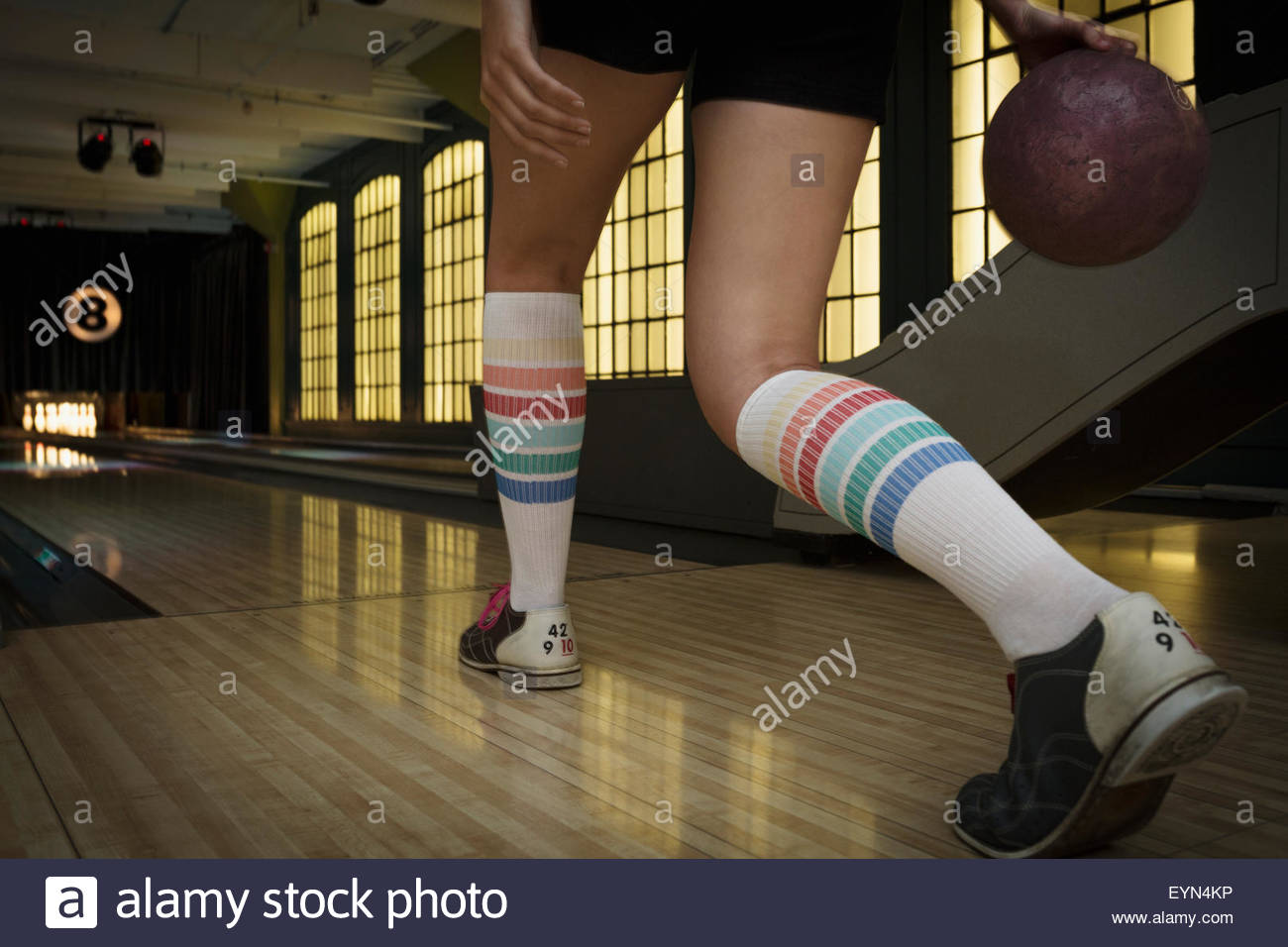 Mujer joven con rodilla calcetines altos bowling Foto de stock