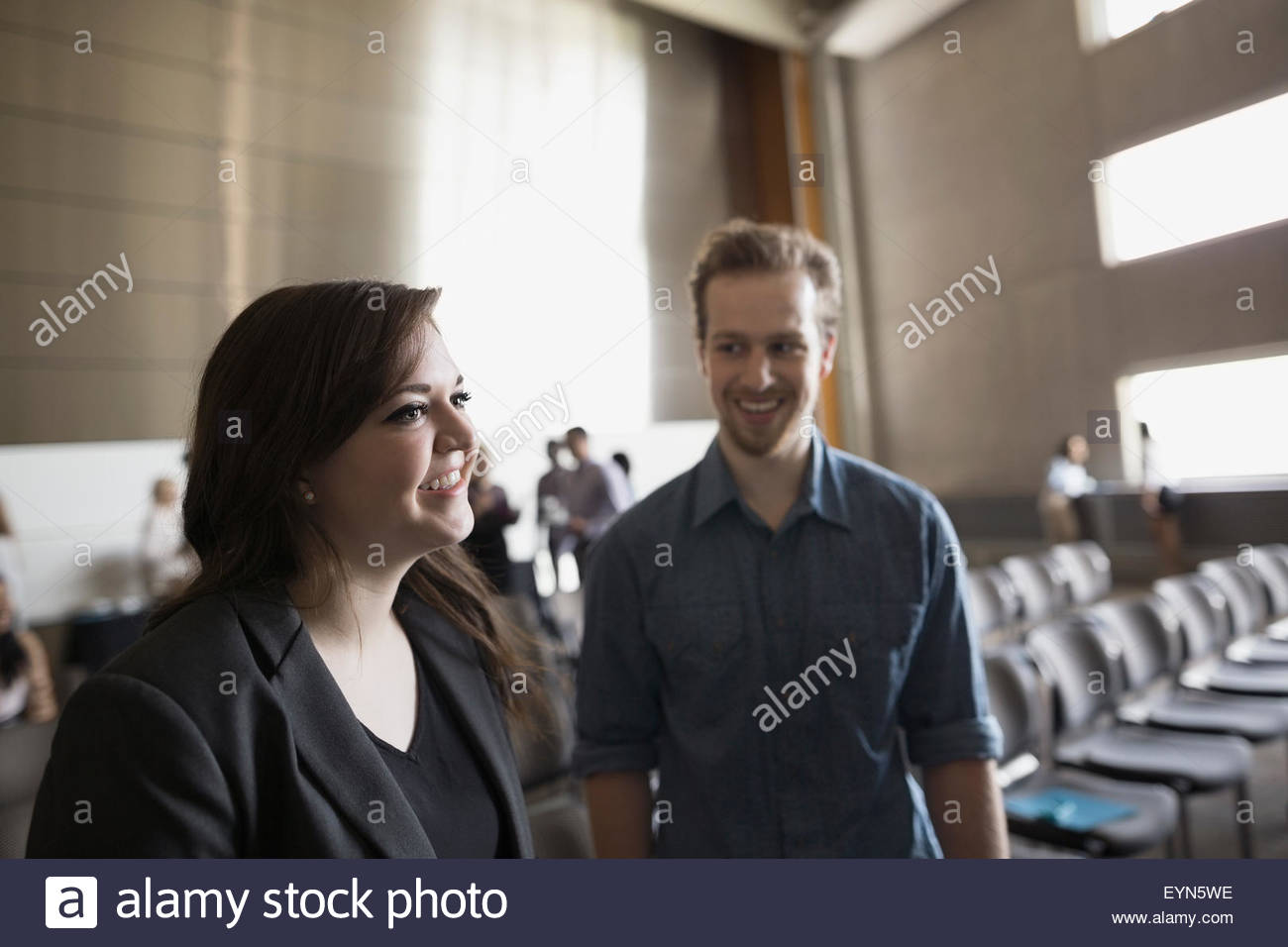 Los estudiantes en el auditorio sonriente Foto de stock