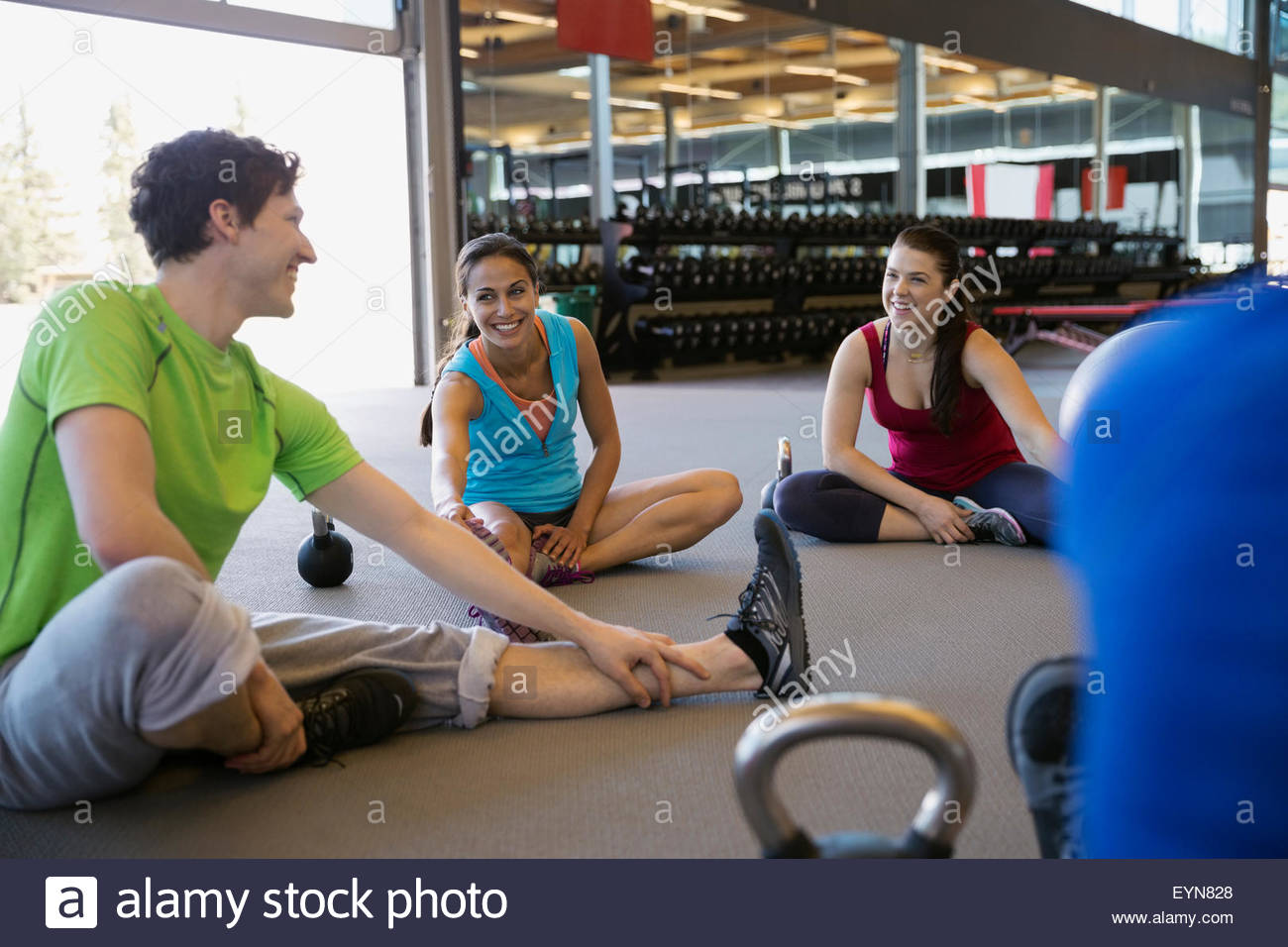 Clase de ejercicios de estiramiento en el tendón de la corva gimnasio Foto de stock