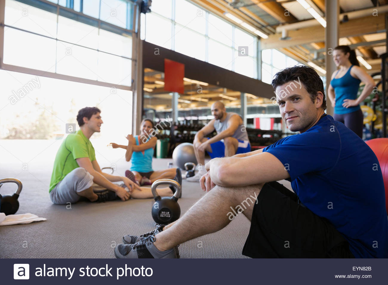 Retrato hombre que confía en el ejercicio en el gimnasio de vidrio Foto de stock