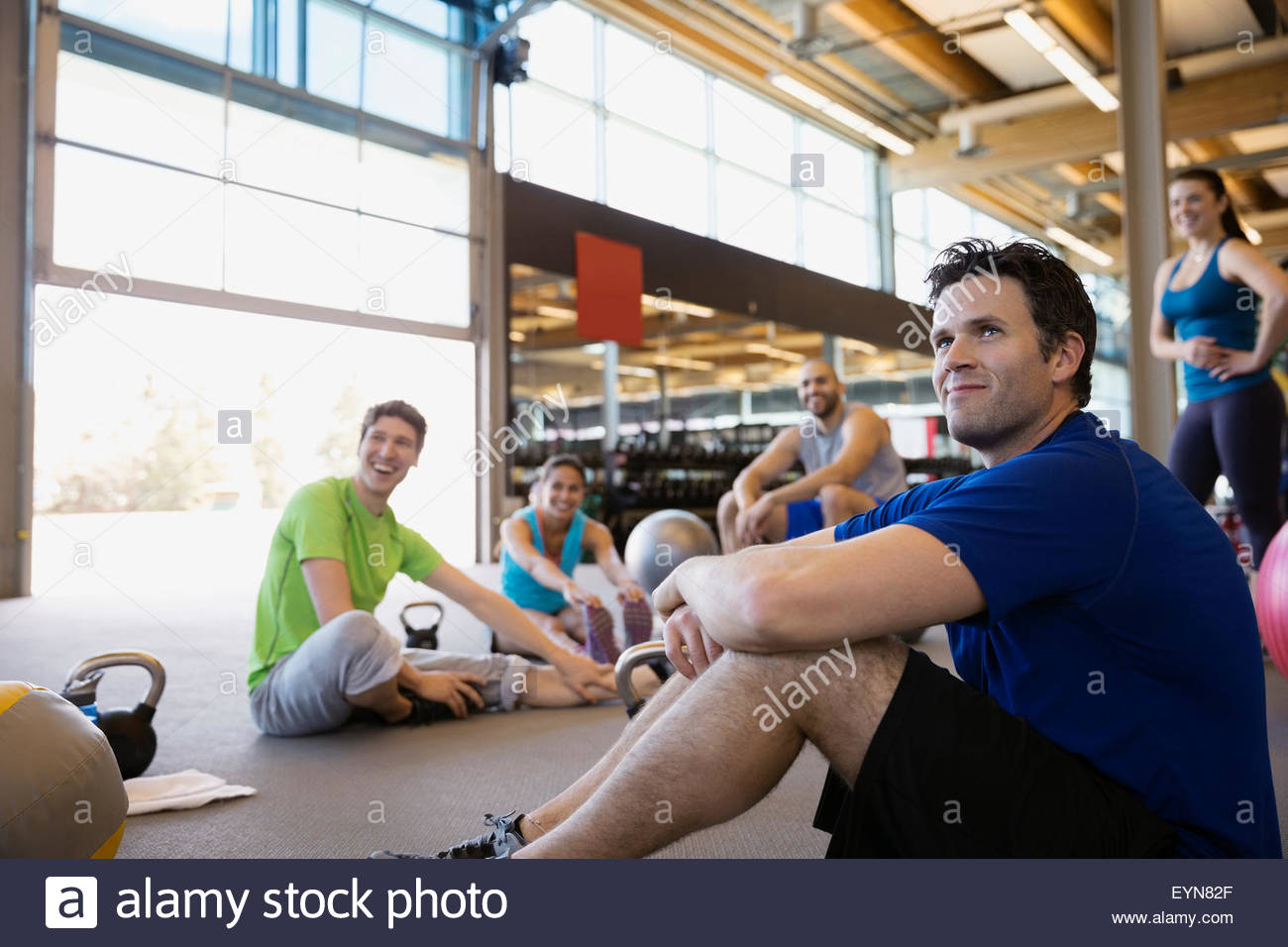 Clase de ejercicios de estiramiento en el gimnasio Foto de stock