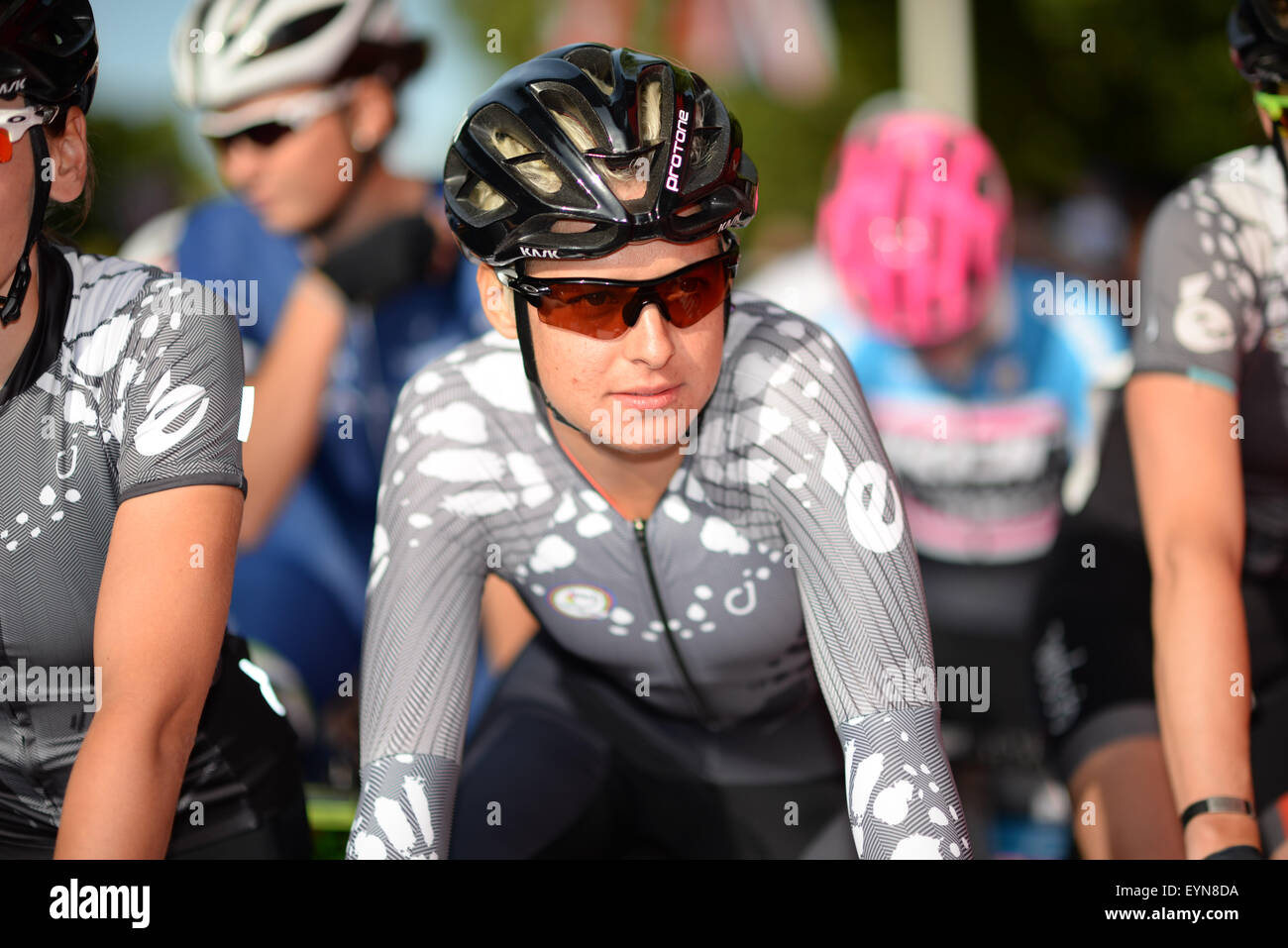 Londres, Reino Unido. El 1 de agosto de 2015. Ganador de la carrera, Barbara Guarischi espera el inicio del Grand Prix RideLondon prudenciales en el Mall, Londres, Reino Unido el 1 de agosto de 2015. La carrera, que comenzó a caballo desfile de guardias y terminó en el Mall, incluyó muchos de los mejores ciclistas profesionales de mujeres. Crédito: Andrew turba/Alamy Live News Foto de stock