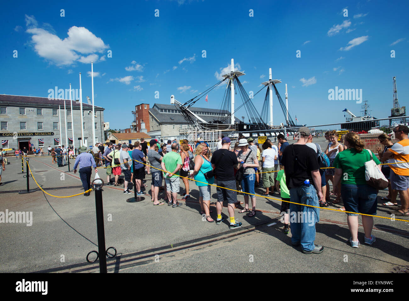 Los visitantes a la espera de la visita del buque USS Constitution Boston, EE.UU. Foto de stock
