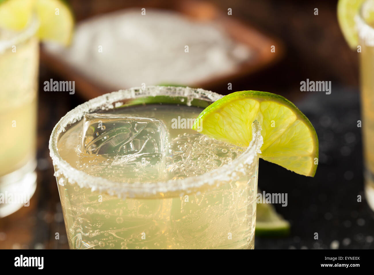 Margarita clásica bebida caseras con limón y sal Foto de stock