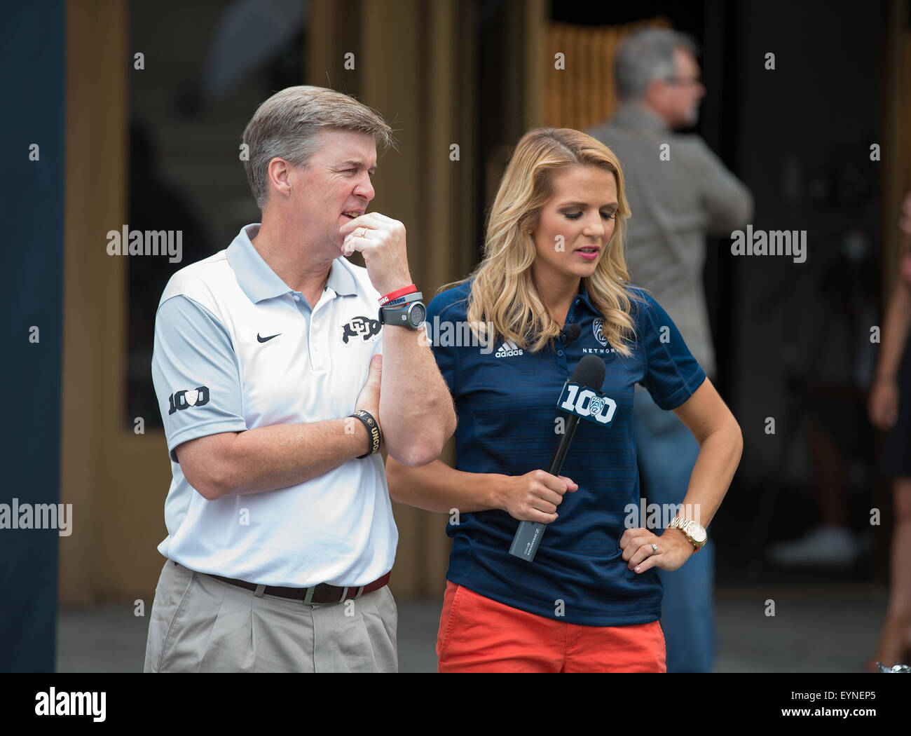 Burbank, CA. El 30 de julio de 2015. Colorado Buffaloes Head Coach Mike macintyre observa uno de sus jugadores con técnica de golf Pac-12 Red host studio Ashley Adamson durante la anual Pac-12 media jornada, en la película de Warner Bros Studios, en la ciudad de Burbank, California el 30 de julio de 2015. (Absoluta un fotógrafo completo & Company Crédito: Juan Lainez/MarinMedia.org/Cal Deporte medios (la televisión de la red, póngase en contacto con su representante de ventas para el uso de la televisión. © csm/Alamy Live News Foto de stock