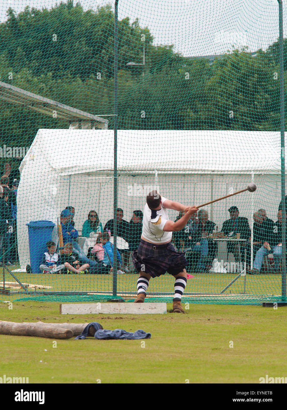 Saint Andrews, Escocia, el 26 de julio de 2015: Realización de un competidor en la competencia de lanzamiento de martillo en los Highland Games. Foto de stock