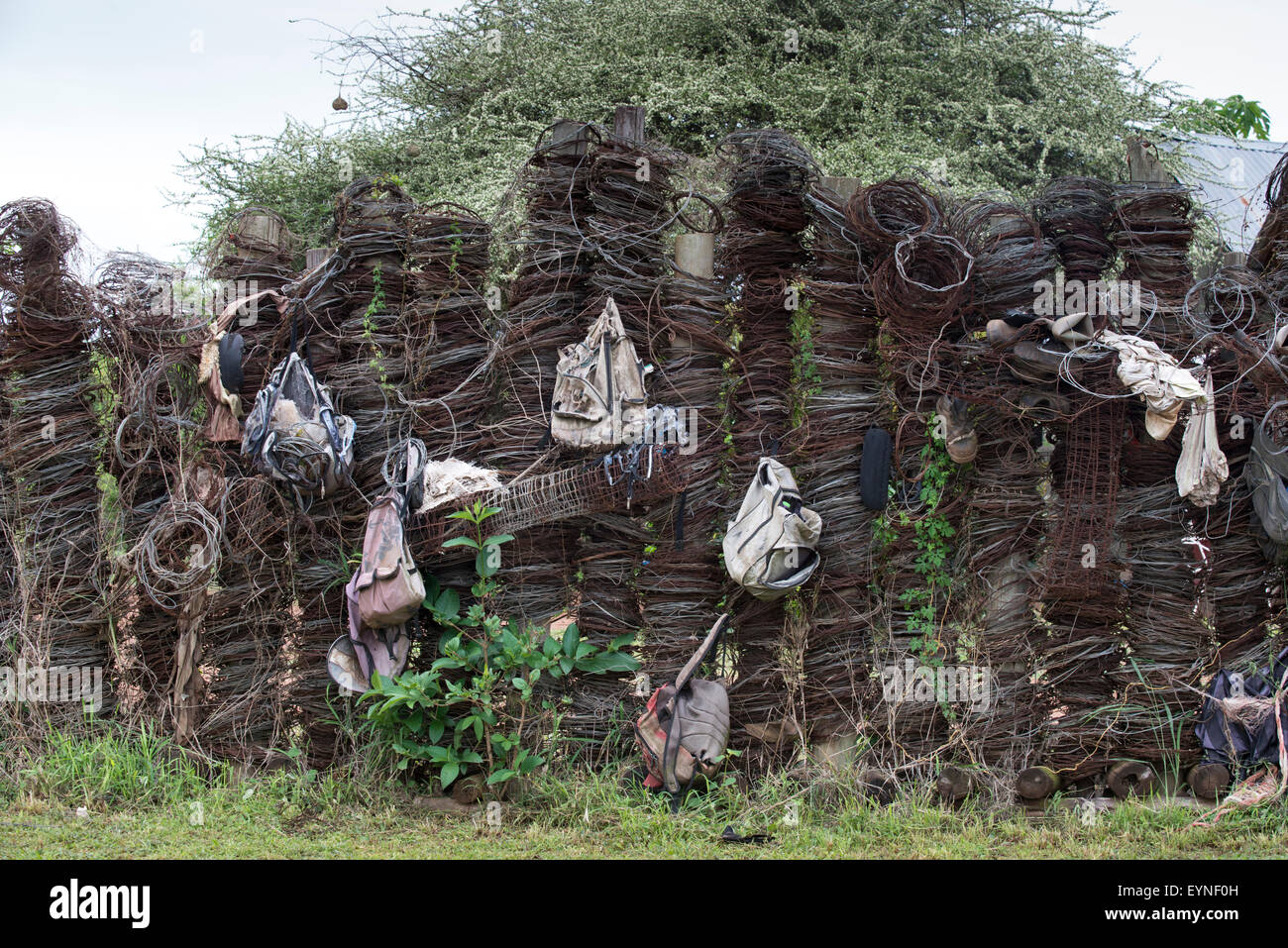 Pantalla de alambre insidias y mochilas recogidos de los cazadores furtivos en el Parque Nacional Hlane, Suazilandia Foto de stock