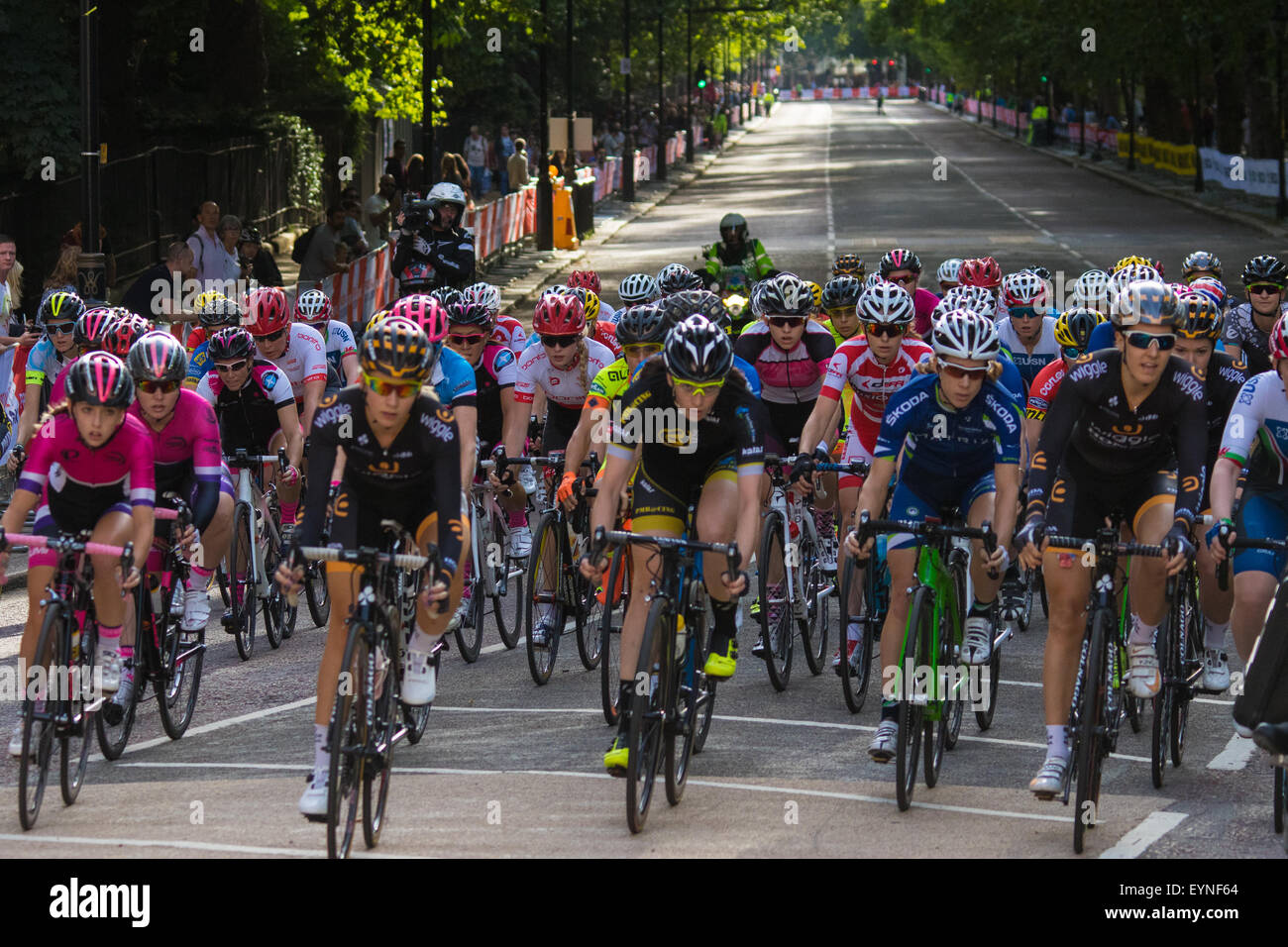 Westminster, Londres, 1 de agosto de 2015. Top Las ciclistas competir en el Grand Prix de Londres suspensión cautelar alrededor de St James's Park. Foto de stock