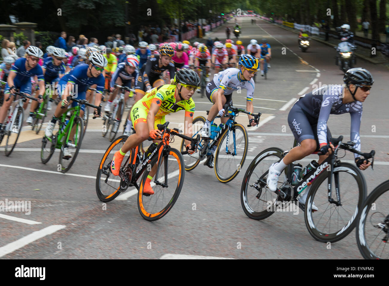 Westminster, Londres, 1 de agosto de 2015. Top Las ciclistas competir en el Grand Prix de Londres suspensión cautelar alrededor de St James's Park. Foto de stock