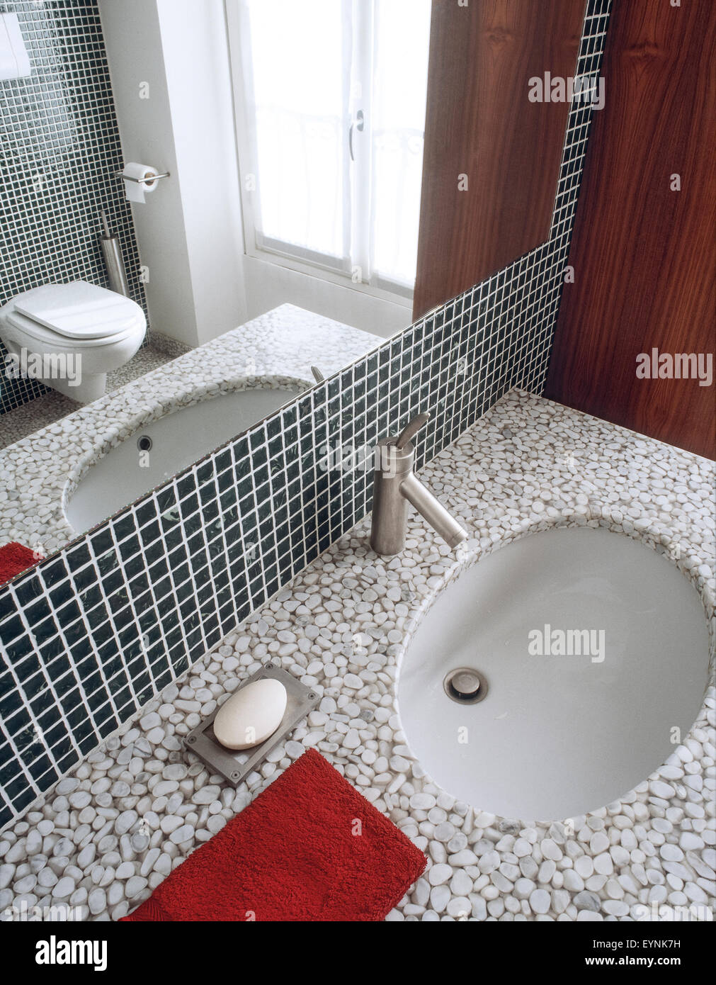 Primer plano del grifo y con lavabos el moderno cuarto de baño Foto de stock