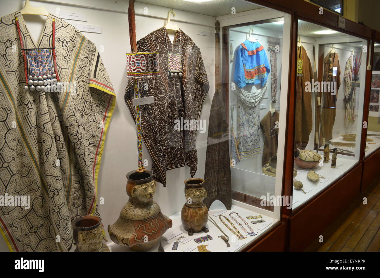 Los textiles tradicionales tribales en exhibición en el Museo de Culturas Indígenas Amazónicas en Iquitos, Perú Foto de stock