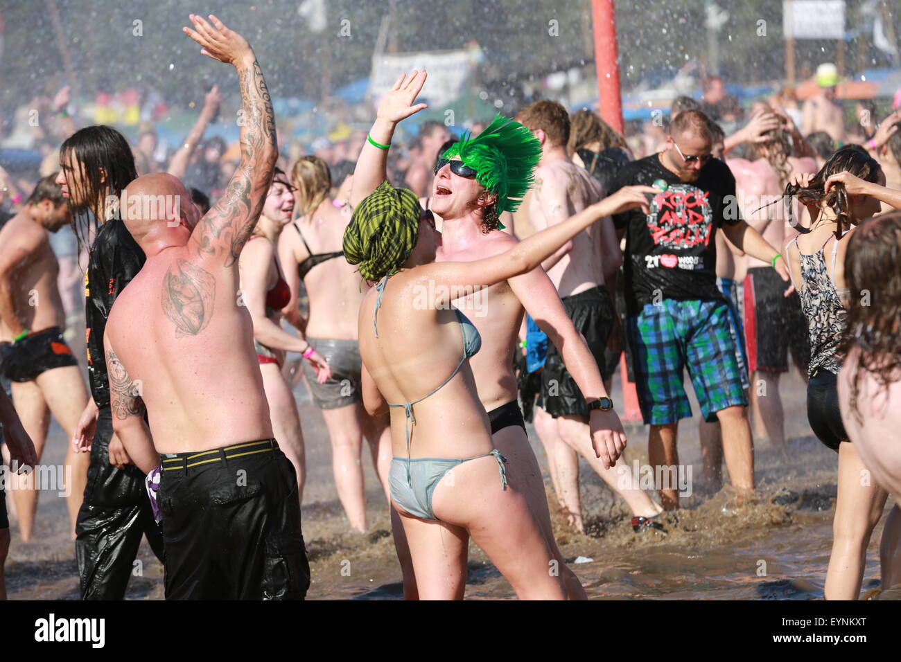 Küstrin an der Oder, Polonia. Desde el 01 de agosto, 2015. Un reveler disfruta de las peleas de barro en el Przystanek Woodstock Festival 2015 celebrado en Küstrin. Cientos de miles de asistentes disfrutar de uno de los más grandes de Europa no comerciales, eventos al aire libre la parada Woodstock Festival festival de música al aire libre en Kostrzyn. Crédito: Simone Kuhlmey/Pacific Press/Alamy Live News Foto de stock