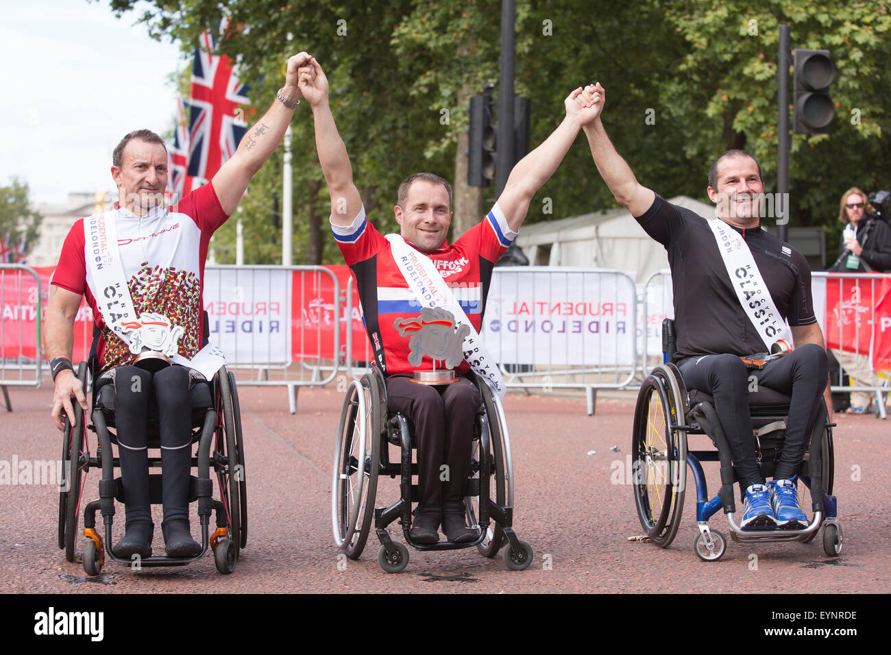 Londres, Reino Unido. El 2 de agosto de 2015. Prudential RideLondon 2015. Ganadores del triciclo carrera clásica L-R: Alan Cook (3ª), Brian Alldis (1ª), Chris Madden (2ª). Foto: OnTheRoad/Alamy Live News Foto de stock