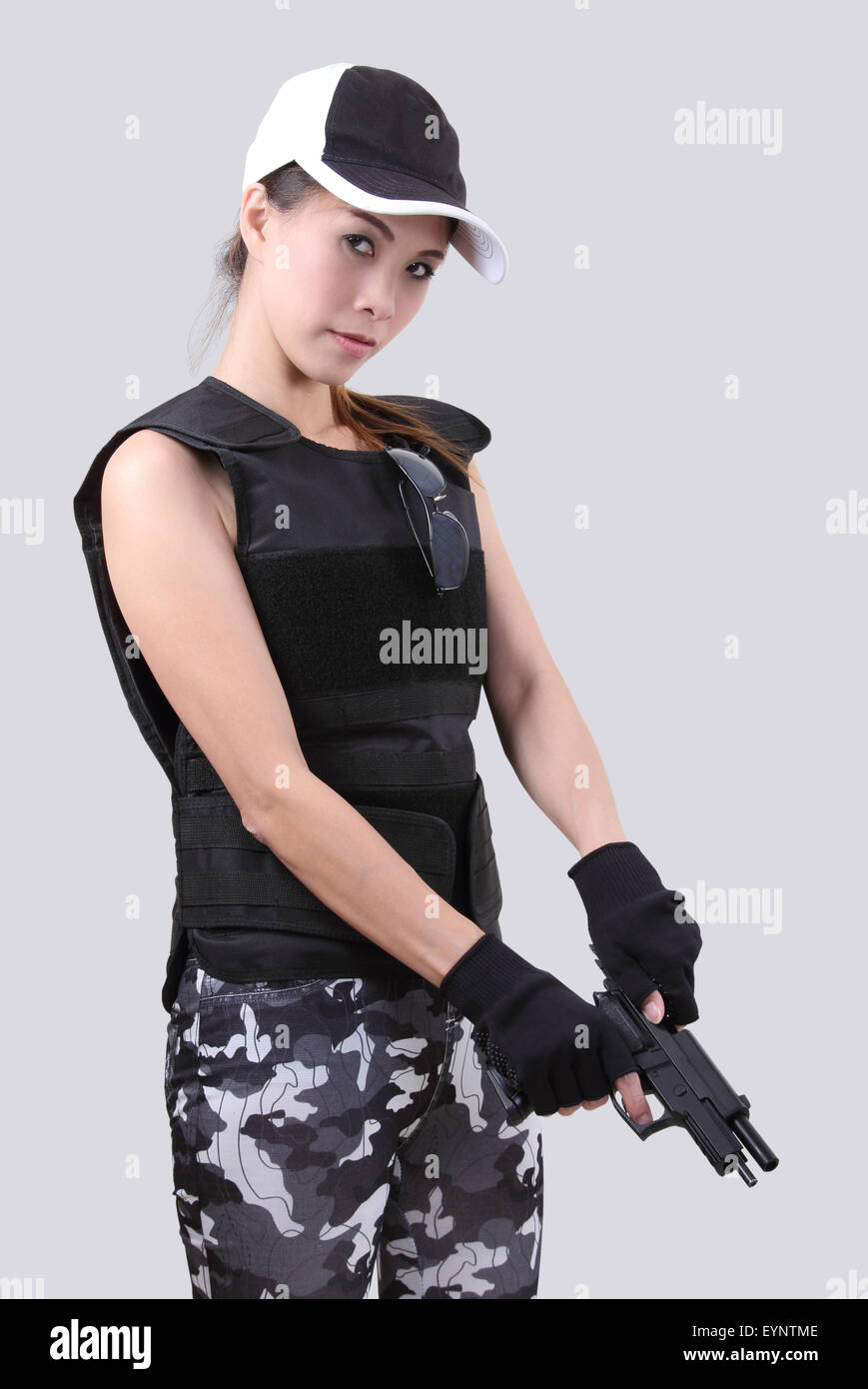 Mujer llevaba chaleco antibalas y una pistola en su mano Fotografía de stock - Alamy