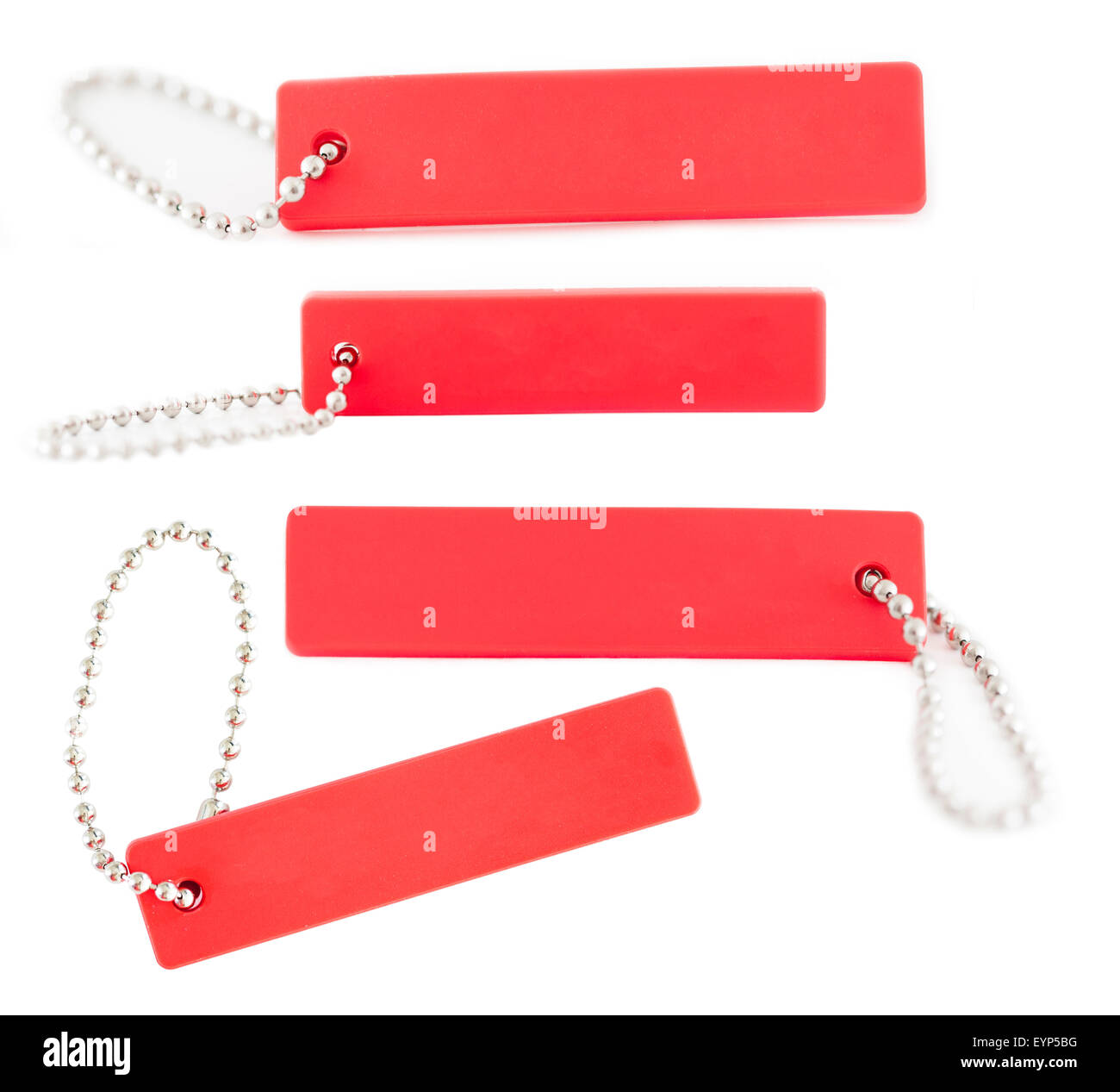 Etiquetas rojas con una cadena aislado en fondo blanco. Foto de stock