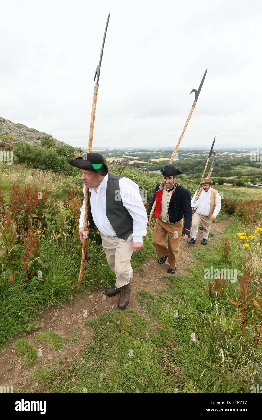 El condado de Wexford, Irlanda. 2 ago, 2015. Re-enactors vestida como United Irishmen llevar pikes antes de la batalla de vinagre Hill re-promulgación cerca de Enniscorthy Town en el Condado de Wexford, Irlanda representando una histórica batalla entre las Naciones irlandeses y las fuerzas británicas en 1798. Crédito: Brendan Donnelly/Alamy Live News Foto de stock