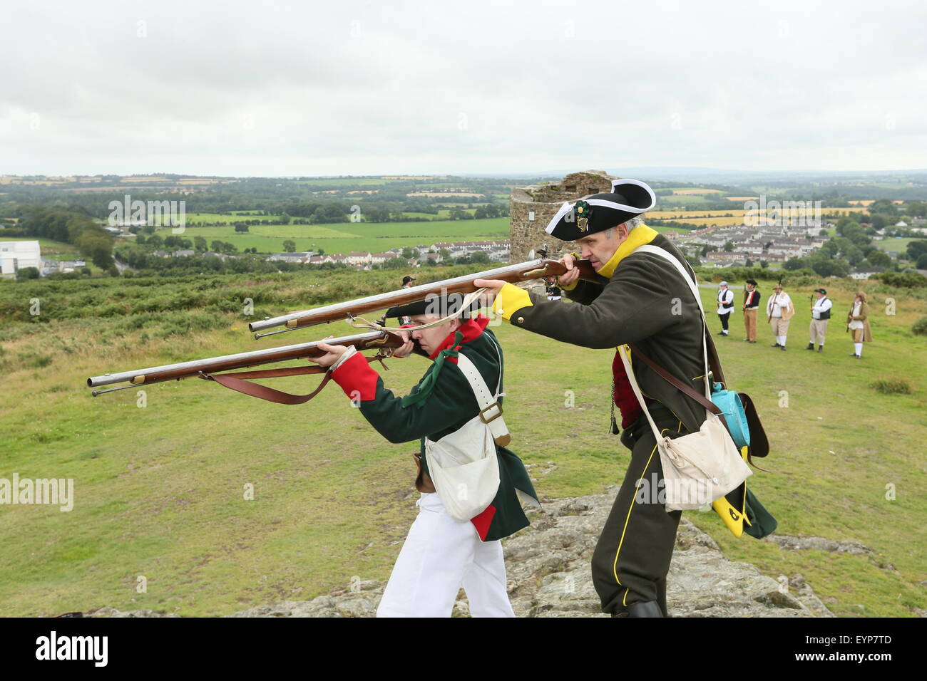 El condado de Wexford, Irlanda. 2 ago, 2015. Re-enactors plantear antes de la batalla de vinagre Hill re-promulgación cerca de Enniscorthy Town en el Condado de Wexford, Irlanda representando una histórica batalla entre las Naciones irlandeses y las fuerzas británicas en 1798. Crédito: Brendan Donnelly/Alamy Live News Foto de stock