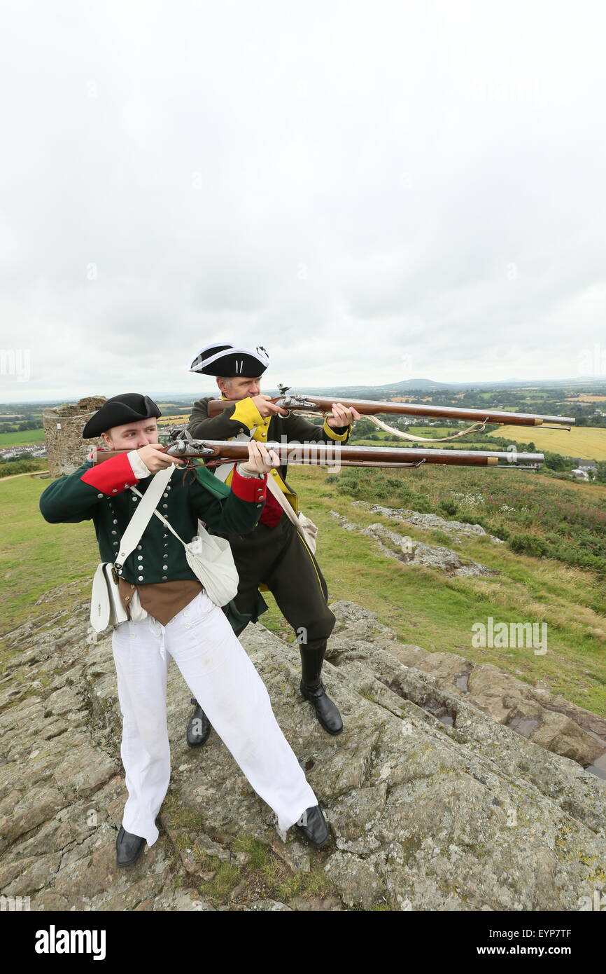 El condado de Wexford, Irlanda. 2 ago, 2015. Re-enactors plantear antes de la batalla de vinagre Hill re-promulgación cerca de Enniscorthy Town en el Condado de Wexford, Irlanda representando una histórica batalla entre las Naciones irlandeses y las fuerzas británicas en 1798. Crédito: Brendan Donnelly/Alamy Live News Foto de stock