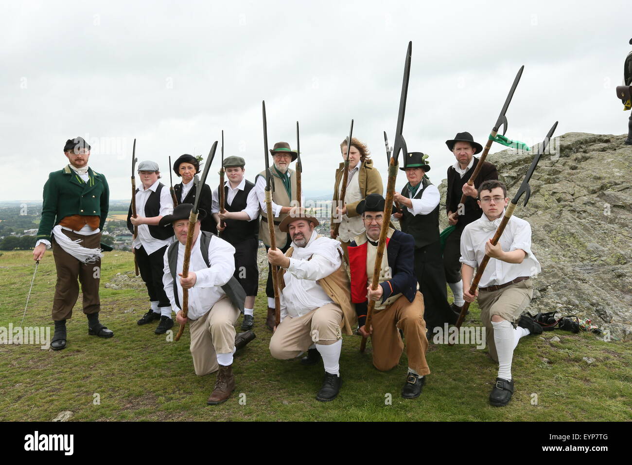 El condado de Wexford, Irlanda. 2 ago, 2015. Re-enactors plantear antes de la batalla de vinagre Hill re-promulgación cerca de Enniscorthy Town en el Condado de Wexford, Irlanda representando una histórica batalla entre las Naciones irlandeses y las fuerzas británicas en 1798. Crédito: Brendan Donnelly/Alamy Live News Foto de stock