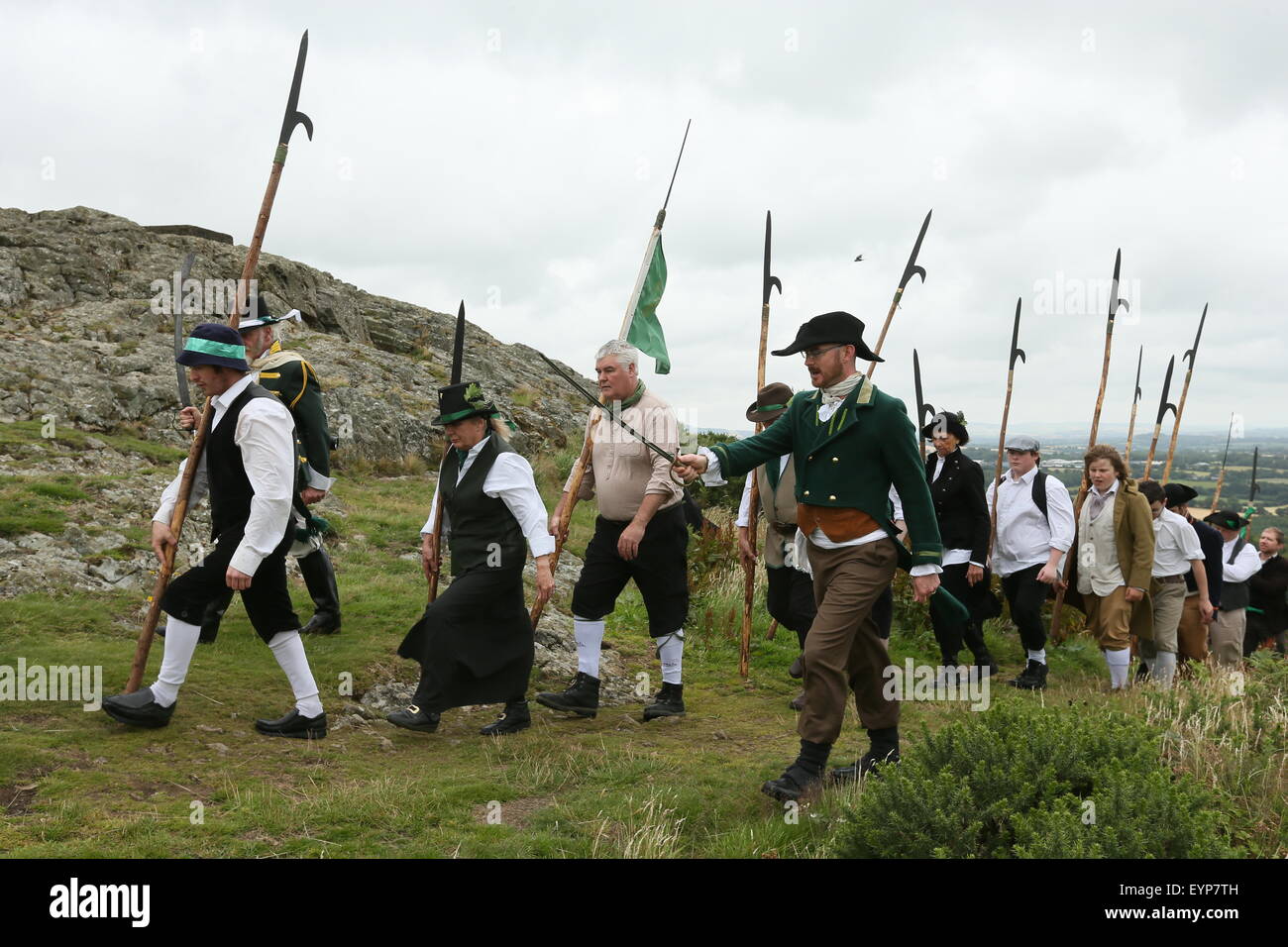 El condado de Wexford, Irlanda. 2 ago, 2015. Re-enactors vestida como United Irishmen llevar pikes antes de la batalla de vinagre Hill re-promulgación cerca de Enniscorthy Town en el Condado de Wexford, Irlanda representando una histórica batalla entre las Naciones irlandeses y las fuerzas británicas en 1798. Crédito: Brendan Donnelly/Alamy Live News Foto de stock