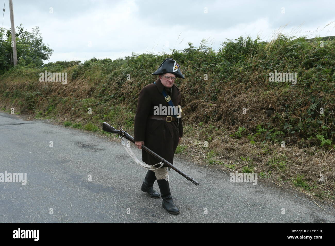 El condado de Wexford, Irlanda. 2Aug, 2015.Un re-enactor hace su camino hasta la batalla de vinagre Hill re-promulgación cerca de Enniscorthy Town en el Condado de Wexford, Irlanda representando una histórica batalla entre las Naciones irlandeses y las fuerzas británicas en 1798. Crédito: Brendan Donnelly/Alamy Live News Foto de stock