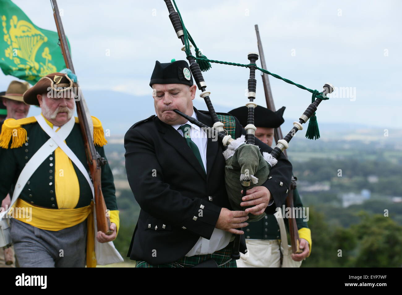 El condado de Wexford, Irlanda. 2Aug, 2015.gaiteiro conduce re-enactors vestida como naciones irlandeses antes de la batalla de vinagre Hill re-promulgación cerca de Enniscorthy Town en el Condado de Wexford, Irlanda representando una histórica batalla entre las Naciones irlandeses y las fuerzas británicas en 1798. Crédito: Brendan Donnelly/Alamy Live News Foto de stock