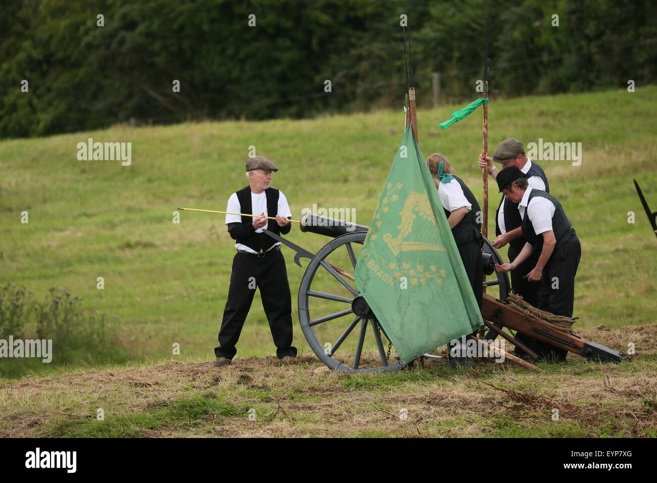 El condado de Wexford, Irlanda. 2 ago, 2015. Re-enactors vestida como United Irishmen recargar un cañón durante la batalla de vinagre Hill re-promulgación cerca de Enniscorthy Town en el Condado de Wexford, Irlanda representando una histórica batalla entre las Naciones irlandeses y las fuerzas británicas en 1798. Crédito: Brendan Donnelly/Alamy Live News Foto de stock