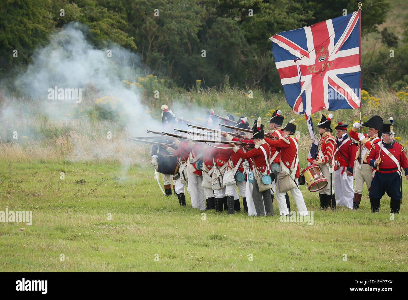 El condado de Wexford, Irlanda. 2 ago, 2015. Re-enactors vestidos como soldados británicos abren fuego durante la batalla de vinagre Hill re-promulgación cerca de Enniscorthy Town en el Condado de Wexford, Irlanda representando una histórica batalla entre las Naciones irlandeses y las fuerzas británicas en 1798. Crédito: Brendan Donnelly/Alamy Live News Foto de stock