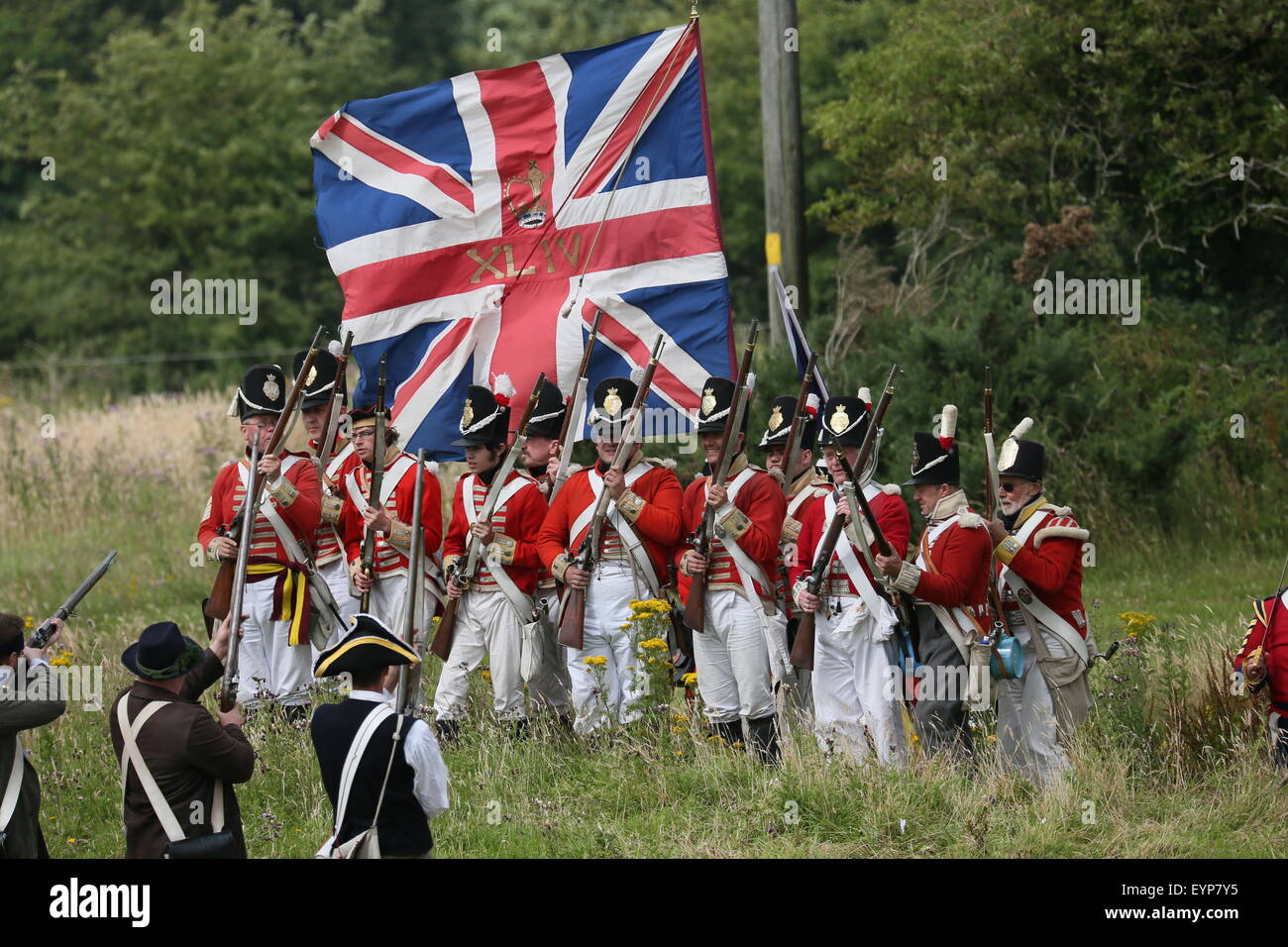 El condado de Wexford, Irlanda. 2 ago, 2015. Re-enactors vestidos como soldados británicos con una gran bandera Union Jack durante la batalla de vinagre Hill re-promulgación cerca de Enniscorthy Town en el Condado de Wexford, Irlanda representando una histórica batalla entre las Naciones irlandeses y las fuerzas británicas en 1798. Crédito: Brendan Donnelly/Alamy Live News Foto de stock