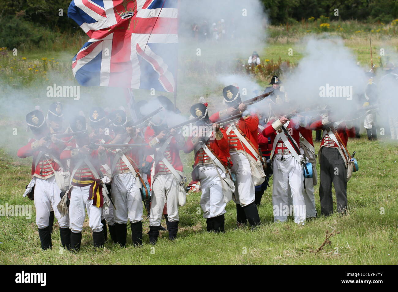 El condado de Wexford, Irlanda. 2 ago, 2015. Re-enactors vestidos como soldados británicos abren fuego durante la batalla de vinagre Hill re-promulgación cerca de Enniscorthy Town en el Condado de Wexford, Irlanda representando una histórica batalla entre las Naciones irlandeses y las fuerzas británicas en 1798. Crédito: Brendan Donnelly/Alamy Live News Foto de stock