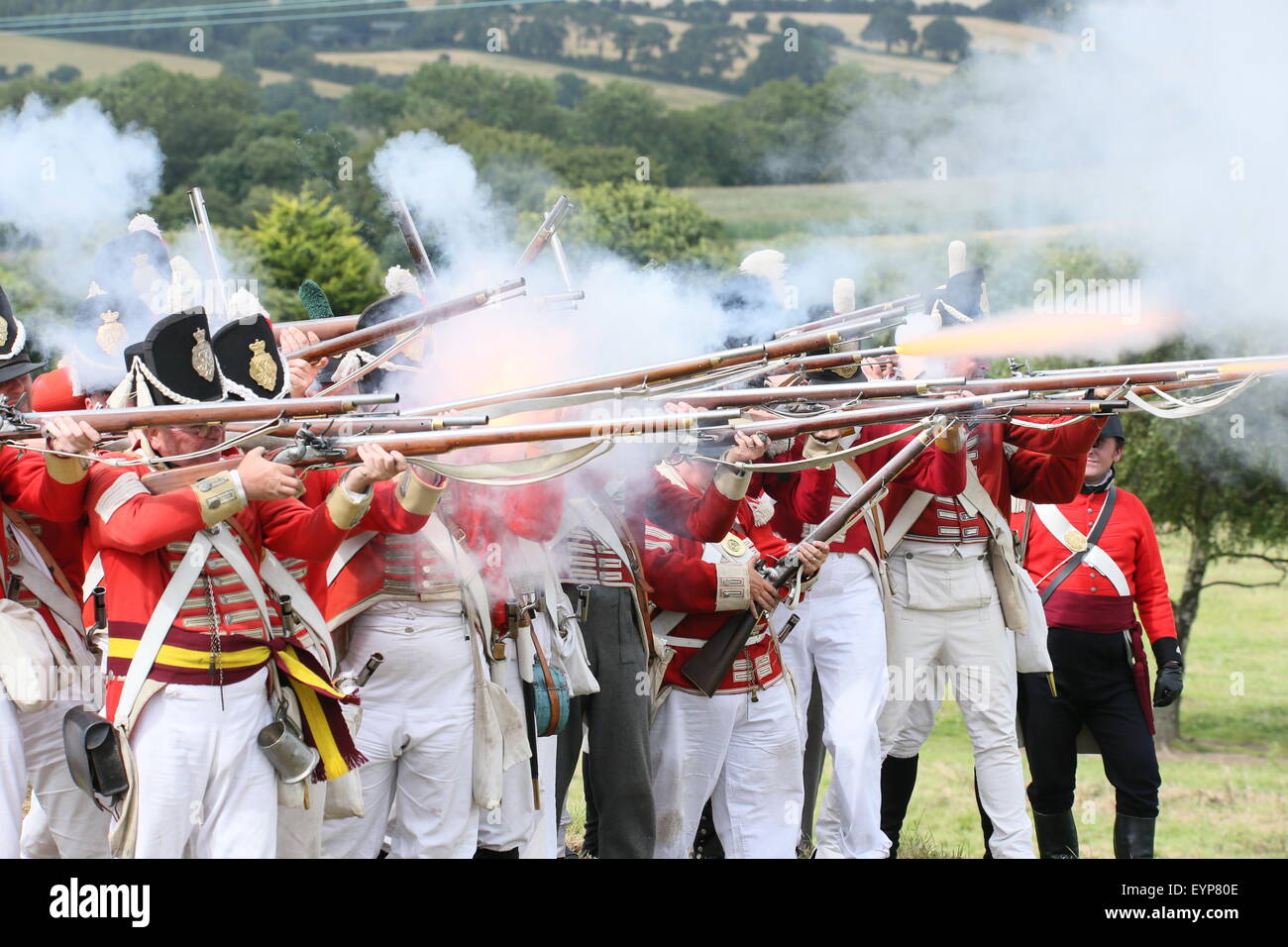 El condado de Wexford, Irlanda. 2 ago, 2015. Re-enactors vestidos como soldados británicos abren fuego durante la batalla de vinagre Hill re-promulgación cerca de Enniscorthy Town en el Condado de Wexford, Irlanda representando una histórica batalla entre las Naciones irlandeses y las fuerzas británicas en 1798. Crédito: Brendan Donnelly/Alamy Live News Foto de stock