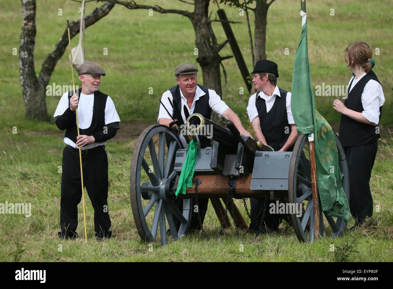 El condado de Wexford, Irlanda. 2 ago, 2015. Re-enactors vestida como naciones irlandeses con un cañón durante la batalla de vinagre Hill re-promulgación cerca de Enniscorthy Town en el Condado de Wexford, Irlanda representando una histórica batalla entre las Naciones irlandeses y las fuerzas británicas en 1798. Crédito: Brendan Donnelly/Alamy Live News Foto de stock